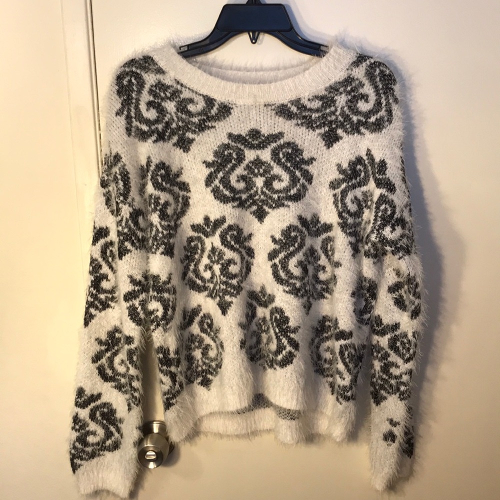 WHITE AND BLACK CREW NECK FUZZY (EYELASH) SWEATER